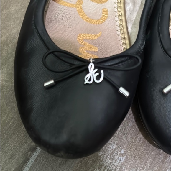 Black Flats with Rounded Toe and Sleek Design 7.5W - Picture 9 of 11